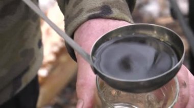 Huş ağacı veya akçaağaç şurubu. Dökülen şurup.