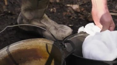 Huş ağacı veya akçaağaç şurubu. Dökülen şurup.