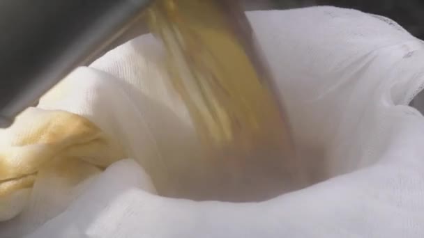 자작나무나 단풍당밀 시럽을 튀기다 — 비디오