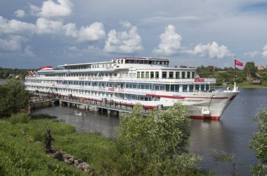 Volkhov nehri yazın. Rıhtımdaki eğlence gemisi 