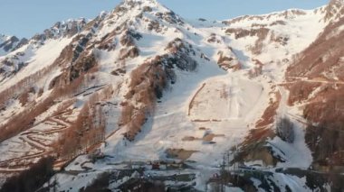Kuzey Kafkasya. Şafakta Krasnaya Polyana 'daki olimpik köy. Hava görünümü.