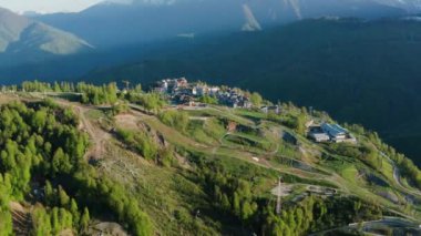 Kuzey Kafkasya. Şafakta Krasnaya Polyana 'daki olimpik köy. Hava görünümü.