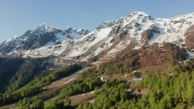 Kuzey Kafkasya. Şafakta Krasnaya Polyana 'daki olimpik köy. Hava görünümü.