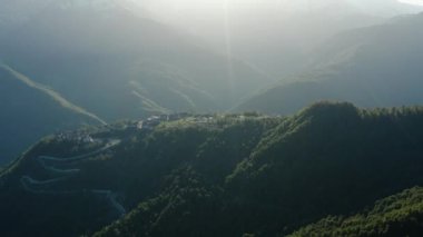 Kuzey Kafkasya. Şafakta Krasnaya Polyana 'daki olimpik köy. Hava görünümü.