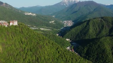 Kuzey Kafkasya. Şafakta Krasnaya Polyana 'daki olimpik köy. Hava görünümü.