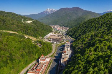 Kuzey Kafkasya. Rosa Khutor ve Esto Sadok. Hava görünümü.