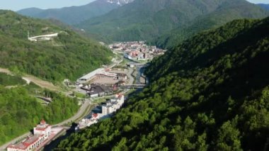 Kuzey Kafkasya. Rosa Khutor ve Esto Sadok. Hava görünümü.