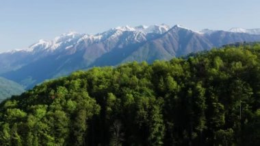 Kuzey Kafkasya. İlkbaharda Aibga sırtı. Hava görünümü.