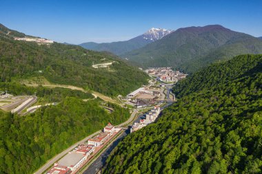 Kuzey Kafkasya. Kayak merkezi Estosadok. Hava görünümü.