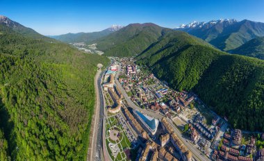 Kuzey Kafkasya. Kayak merkezi Estosadok. Hava görünümü.