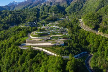 Kuzey Kafkasya. Rosa Khutor Kayak Tesisi. Dağ tatil köyüne giden yılan yolu. Hava görünümü.