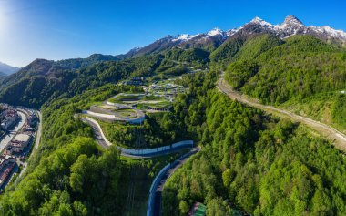 Kuzey Kafkasya. Rosa Khutor Kayak Tesisi. Dağ tatil köyüne giden yılan yolu. Hava görünümü.