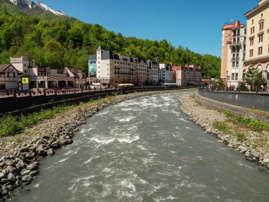 Rosa Khutor Kayak Tesisi. Mzymta nehrinin seti..