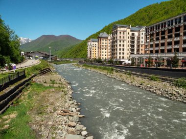 Rosa Khutor Kayak Tesisi. Mzymta nehrinin seti..