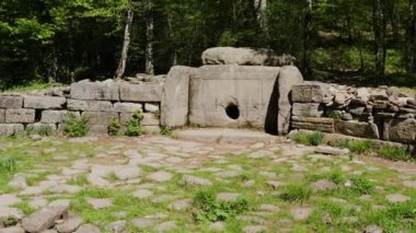 Kuzey Kafkasya. Zhane nehri vadisinde Megalitik dolmenler. Hava görünümü.