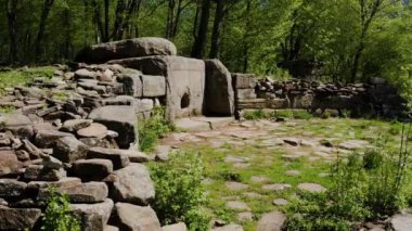 Kuzey Kafkasya. Zhane nehri vadisinde Megalitik dolmenler. Hava görünümü.