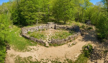Kuzey Kafkasya. Zhane nehri vadisinde Megalitik dolmenler. Hava görünümü.