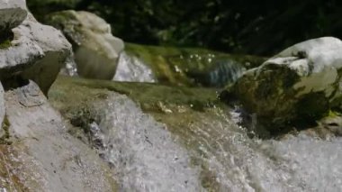 Kuzey Kafkasya. İlkbaharda Zhane Dağı nehri.