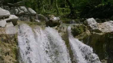 Kuzey Kafkasya. İlkbaharda Zhane Dağı nehri.