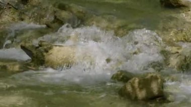 Kuzey Kafkasya. İlkbaharda Zhane Dağı nehri.