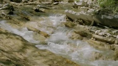 Kuzey Kafkasya. İlkbaharda Zhane Dağı nehri.