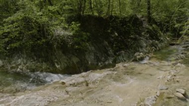 Kuzey Kafkasya. İlkbaharda Zhane Dağı nehri.