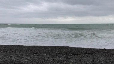 Karadeniz kıyısı. Güçlü fırtına, büyük dalgalar.