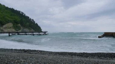 Karadeniz kıyısı. Dzhankhot köyünün körfezi. Güçlü fırtına, büyük dalgalar.
