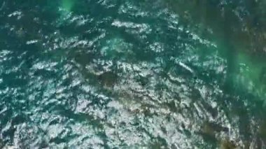 Karadeniz kıyısı. Çakıl taşı plajı ve kayalık sahil. Hava görünümü.