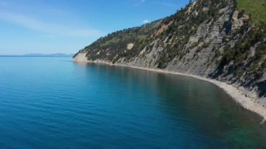 Karadeniz kıyısı. Çakıl taşı plajı ve kayalık sahil. Hava görünümü.