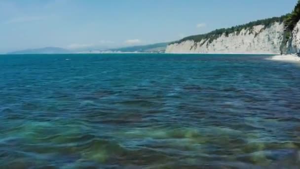 黒海沿岸 ペブルビーチと岩の多い海岸 空中風景 — ストック動画
