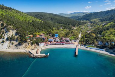 Karadeniz kayalık kıyıları. Dzhankhot köyünün körfezi. İskele ve balıkçı ağı. Hava görünümü.