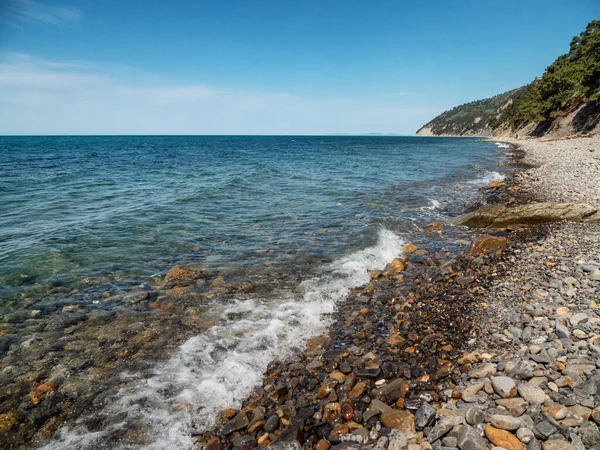 Mar Negro Costa Rocosa Playa Guijarros Mar Tranquilo Olas Pequeñas — Foto de Stock