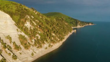 Günbatımında Karadeniz 'in kayalık kıyıları. Kaplumbağa Kayası. Hava görünümü.