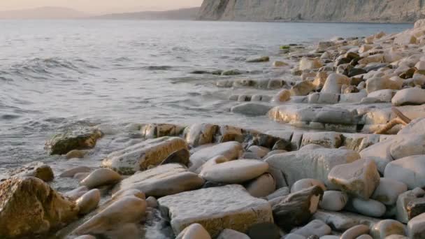 Zonsondergang Aan Zwarte Zee Kiezelstrand Rotsachtige Kusten — Stockvideo