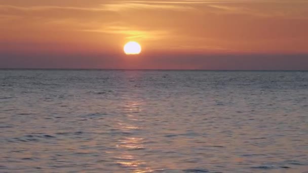在黑海的日落 太阳落在水里 — 图库视频影像