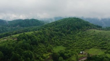 Kafkas Dağları, Akhun Dağları. Navalishinsky Kanyonu (Beyaz kayalar). Bolshaya Khosta Nehri 'nin sisli vadisi. Hava görünümü.