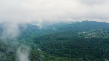 Kafkas Dağları, Akhun Dağları. Navalishinsky Kanyonu (Beyaz kayalar). Bolshaya Khosta Nehri 'nin sisli vadisi. Hava görünümü.