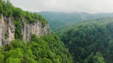 Kafkas Dağları, Akhun Dağları. Navalishinsky Kanyonu (Beyaz kayalar). Bolshaya Khosta Nehri 'nin sisli vadisi. Hava görünümü.