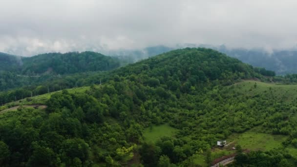 コーカサス山脈 Akhun山脈 ナバリシンスキー キャニオン 白い岩 霧の中でボリシャヤKhosta川の谷 空中風景 — ストック動画
