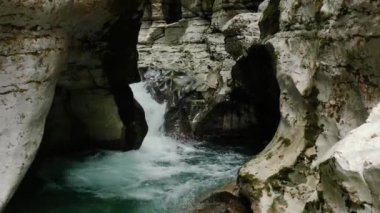 Kafkaslar. Khosta Dağı nehri üzerindeki Navalishinsky Kanyonu 'nda bir uçuş. Subtropikal orman.