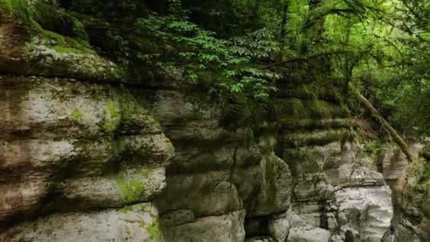 Kaukasus Ein Flug Der Nawalny Schlucht Über Den Khosta Gebirgsfluss — Stockvideo