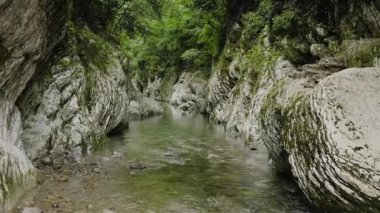 Kafkaslar. Khosta Nehri. Şeytan 'ın Kapısı Kanyonu' ndan uçun. Porsuk koruluğunun alanı..