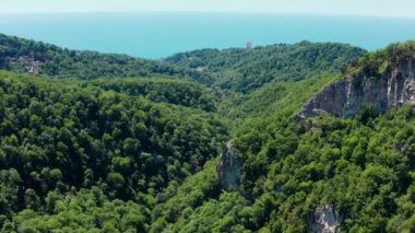 Kafkaslar, Akhun tepesi. Agur Boğazı ve Kartal kayaları. Subtropikal orman. Hava görünümü.