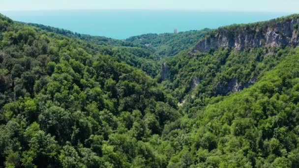 Kaukasus Akhun Bergkam Agur Kloof Adelaar Rotsen Subtropisch Bos Luchtzicht — Stockvideo