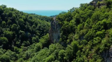 Kafkaslar, Akhun tepesi. Agur Boğazı ve Kartal kayaları. Subtropikal orman. Hava görünümü.