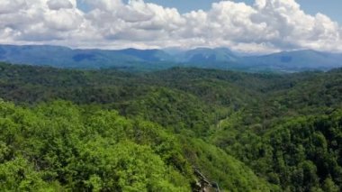 Büyük Kafkas Tepesi. Ahun Dağı. Subtropikal orman. Hava görünümü.