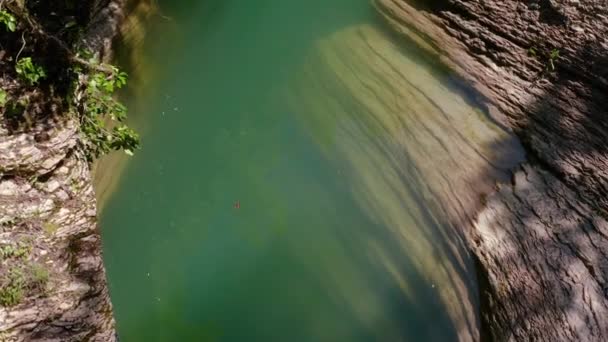 Great Caucasian Ridge Volando Sobre Cañón Del Río Kudepsta Bosque — Vídeos de Stock