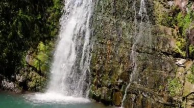 Kafkas Dağları. Dikarka Nehri ve Zmeykovsky Şelaleleri. Hava görünümü.