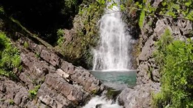 Kafkas Dağları. Dikarka Nehri ve Zmeykovsky Şelaleleri. Hava görünümü.